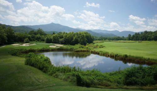 brasstown-valley-golf-arial-course-water-740x430